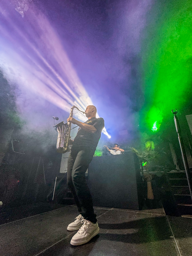 Mr. Saxmachine speelt live saxofoon tijdens de DJ & sax show van Vybez & Saxmachine