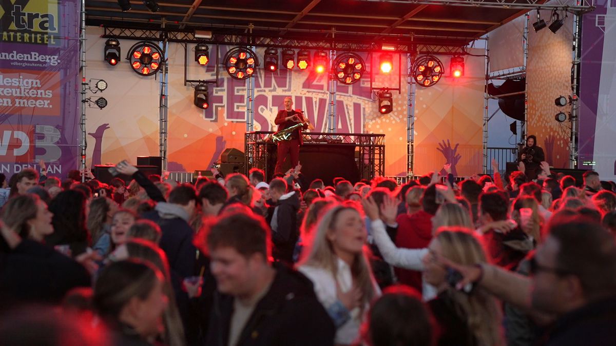 Vybez & Saxmachine als DJ en live sax act voor een vol festivalpubliek